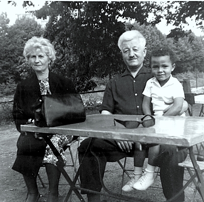 Pat et ses grands parents.JPG